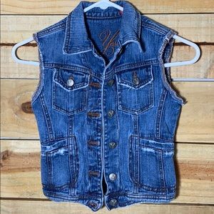 Sleeveless jean jacket